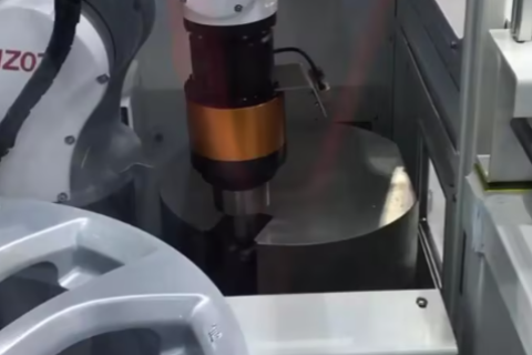 让金属平面精致非凡，去毛刺、倒角、拉丝精细操控