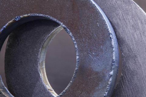 让金属平面瑕疵无处遁形，去毛刺、倒角、拉丝出击