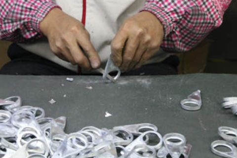 让金属平面光洁透亮，去毛刺、倒角、拉丝掌控全局